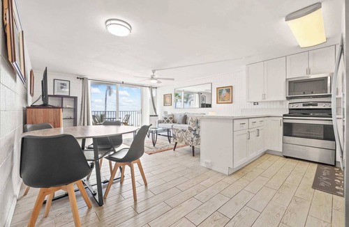 Punaluu Condo | Stunning Beachfront Condo w/Pool & Gym Access