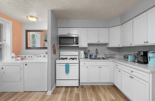 St. Louis Apartment | Stylish South City King 1BR Apt