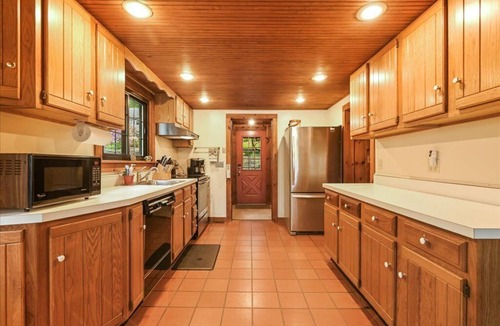 Sunny Point Cabin | Sunny Point Lake Wallenpaupack Lakefront with private dock - 4 bedroom sleeps 9