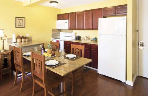 Waikiki Condo | Sunset condo w/pool, gym & Diamond Head views