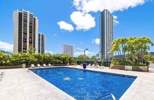 Waikiki Condo | Sunset condo w/pool, gym & Diamond Head views