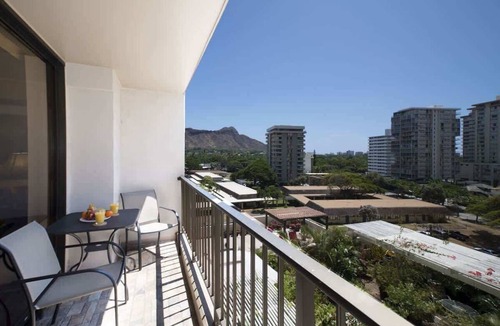 Waikiki Condo | Sunset condo w/pool, gym & Diamond Head views