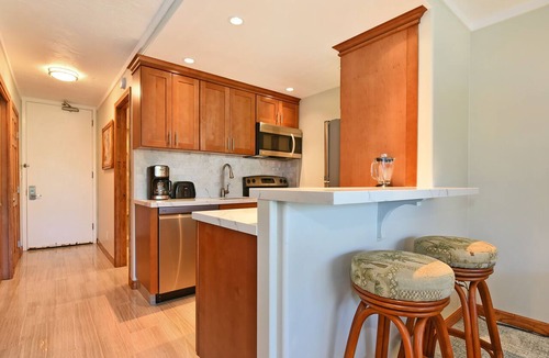 Historic Lahaina Front Street Condo | Sweeping Mountain Views from Lahaina Shores Studio ~ Sleeps 2