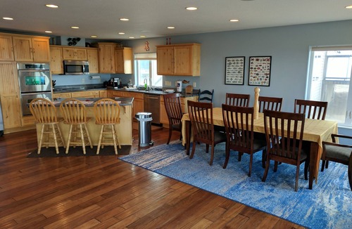 Bayshore House | Sweeping ocean views on two levels, spacious oceanfront house! Fiber Internet.
