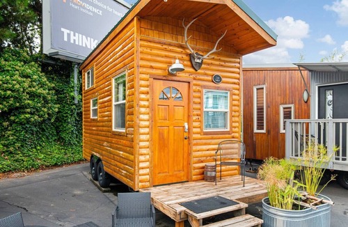 Kerns Hotel | The Cabin - Custom Tiny Home w/Log Cabin Vibe