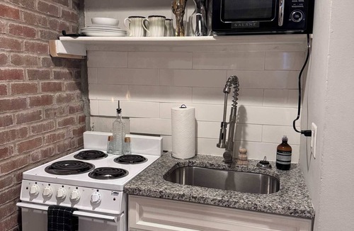 Short North Apartment | The District by Jungle House | Downtown & Short North | Walk to High Street | Near Convention Center, OSU & Nationwide Arena | Private Parking | 5,800+ Reviews