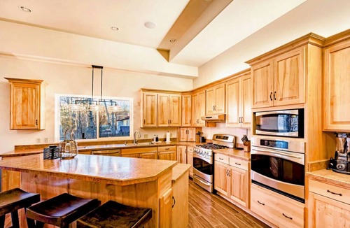 Wasilla House | The Hangar House ~ Hot Tub, Sauna, Pool Table