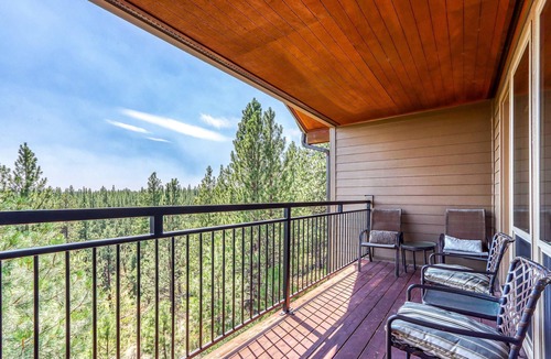 Bend Condo | Third-floor retreat with treetop views, AC, pools, hot tubs, & sports courts