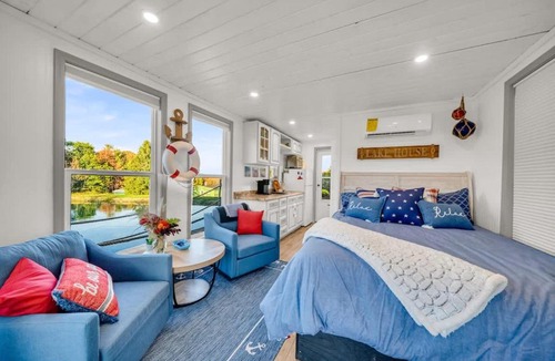 Brackney Boat Rental | Tiny House Boat on a Tiny Lake Retreat