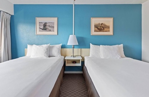 Kahului Hotel | Tropical Dream! Seaside Property, Outdoor Pool, Steps to Ho’aloha Park Beach!
