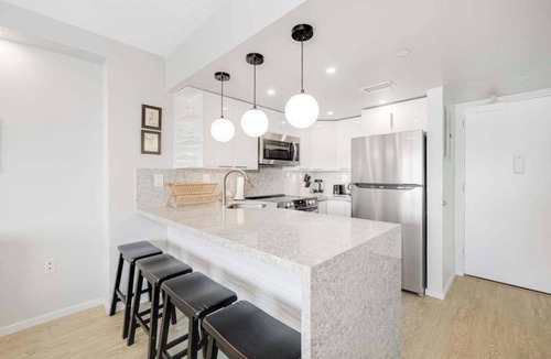 Waikiki Apartment | Tropical Waikiki Studio with Water Views & Shared Pools
