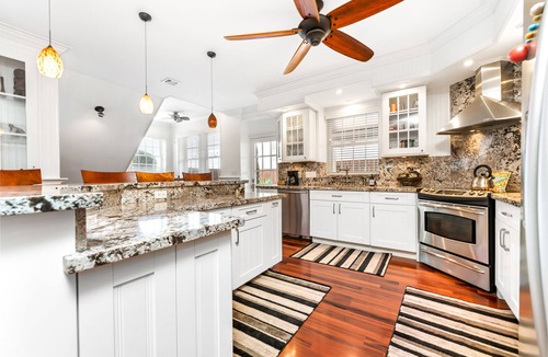 Diamond Head - Kapahulu - St. Louis House | Upgraded home with large lanai, Diamond Head view, & AC - walk to Waikiki