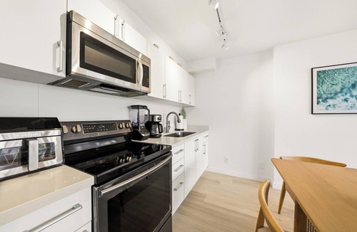 Waikiki Condo | Waikiki Banyan: 1 BD, Parking, AC, Unit Wash/Dryer