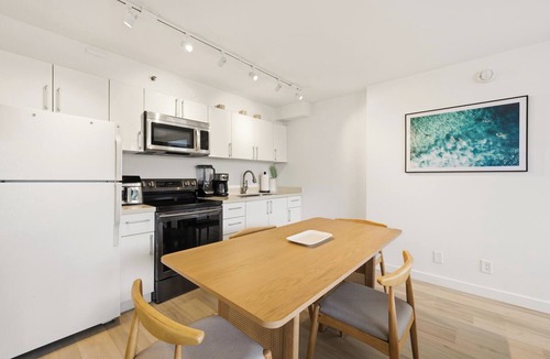 Waikiki Condo | Waikiki Banyan: 1 BD, Parking, AC, Unit Wash/Dryer