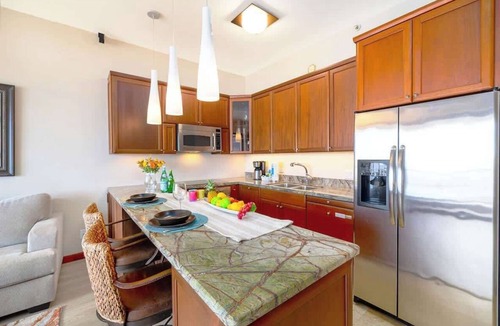 Waikiki Condo | Waikiki Banyan 38th fl - ocean-view lanai