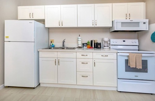 Waikiki Condo | Waikiki Banyan condo - ocean views & lanai
