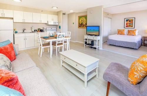 Waikiki Condo | Waikiki Banyan condo - ocean views & lanai