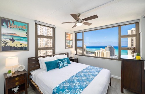 Waikiki Apartment | Waikiki Banyan condo with lanai & pool