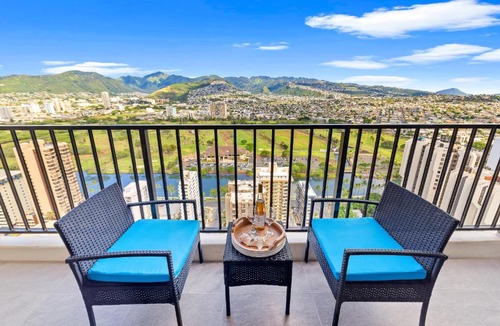 Waikiki Apartment | Waikiki Banyan condo with lanai & resort access