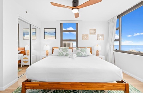 Waikiki Apartment | Waikiki Banyan retreat - parking, pool, sauna & sea views