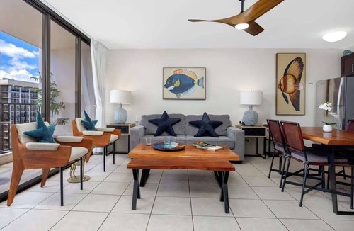 Waikiki Condo | Waikiki Banyan retreat - lanai & ocean views