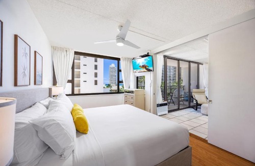 Waikiki Apartment | Waikiki Banyan with pool, hot tub & beach access