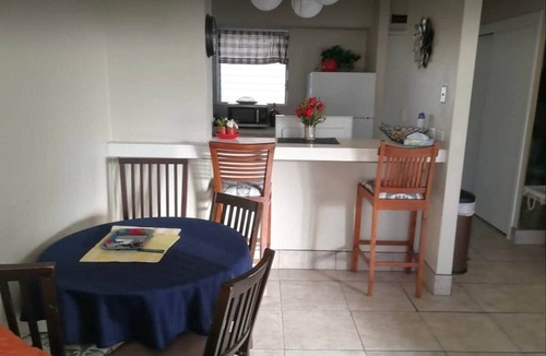 McCully - Moiliili Apartment | Waikiki condo/2 bedroom/FREE parking/4beds