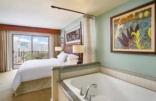 Waikiki Resort | Waikiki | Island Escape | Pool & Beach