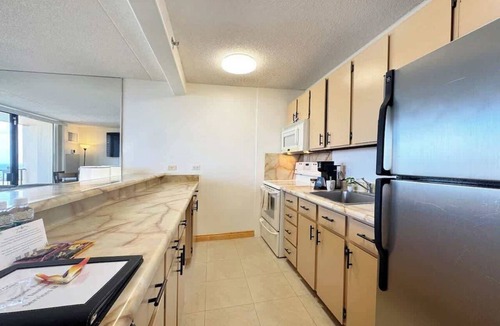 Waikiki Apartment | Waikiki Sunset 26th fl w/free parking & beach gear