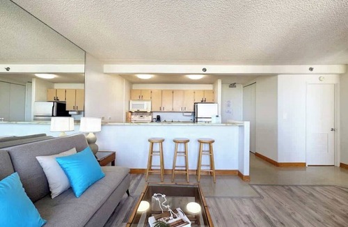 Waikiki Apartment | Waikiki Sunset 26th fl w/free parking & beach gear