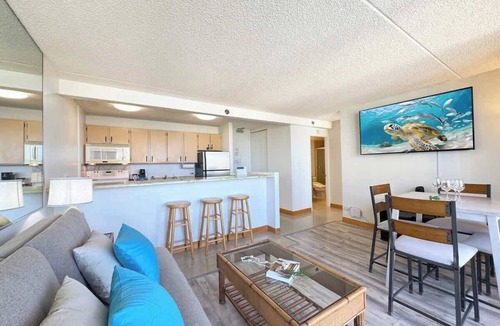 Waikiki Apartment | Waikiki Sunset 26th fl w/free parking & beach gear