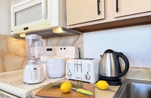 Waikiki Apartment | Waikiki Sunset 26th fl w/free parking & beach gear