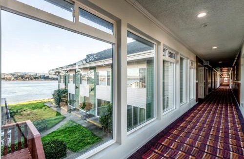 Bayshore Hotel | Waldport Bayfront Hotel & Restaurant