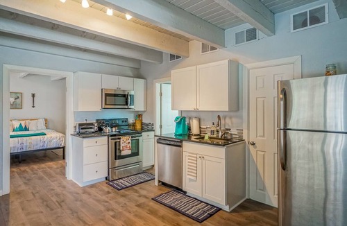 West Old Town Apartment | Walk to Old Town 2BR/1.5ba Professionally Cleaned