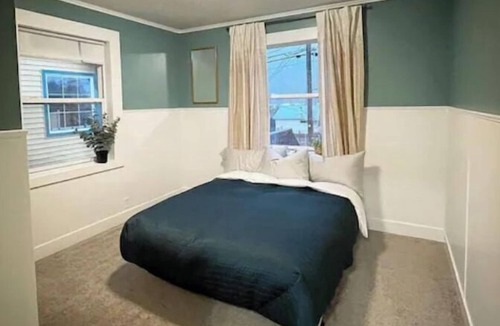 Petersburg House | Walkable 3 Bedroom Duplex with private Hot Tub, Porch, and Scenic Views