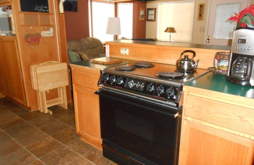River West Cottage | West Bend! Cozy, Pet Friendly, Secluded Yard & Hot Tub!