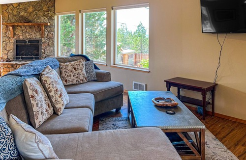 Crooked River Ranch House | Your Place Amongst the Mountains | House in Terrebonne with wood stove & games