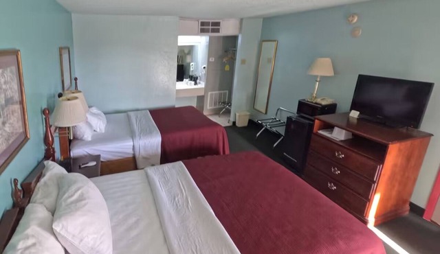 2 Comfy Rooms w/Free Parking & Bfast – Great Value for Travelers Along Route 66