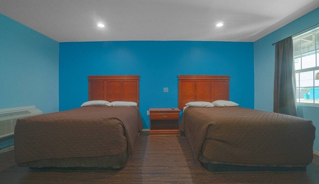 2 Full Beds with Kitchenette