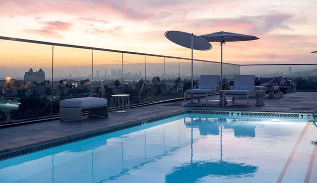 2 Modern Room with Rooftop Pool, Pet-Friendly Stay, Near Walk of Fame