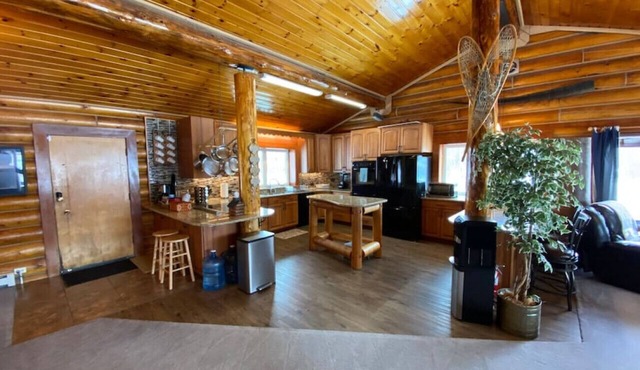2010 Steese Hwy · Aurora viewing, quiet space, entire log home