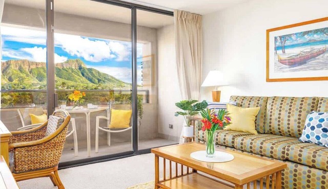 2BR Condo w/lanai & Diamond Head views