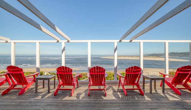 5 Bedroom Suites, Hot Tub, Gazebo + Stunning Views of Ocean, Bridge, Alsea Bay!
