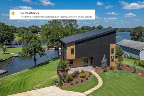 6BR Lakefront Mansion Private Dock, Kayaks, Gym!