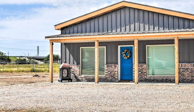 Amarillo Home: 16 Mi to Amarillo Zoo!