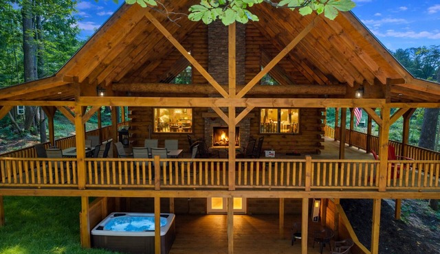 Aspen Hollow Lodge: 5 Br/4 Ba for 18 w Hot Tub, Game Room, Wifi in Hocking Hills
