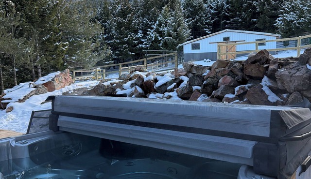 Beautiful Mountain Top retreat with animals to find relaxation and adventure.