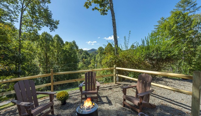 Beautiful Mtn Views, Fire Pit+Grill, Gas Logs, WiFi, Close to Burnsville & AVL!