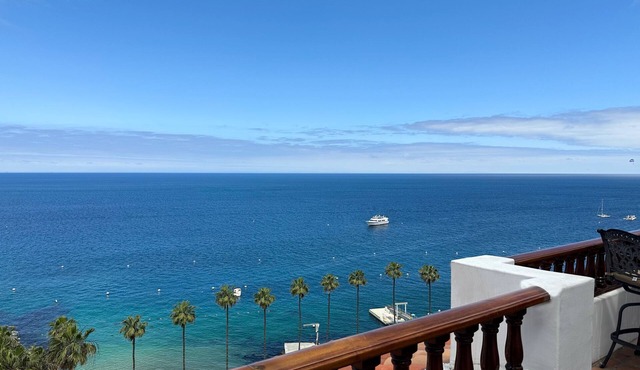 Beautifully Remodeled Premium Ocean View Condo with Fireplace and Golf Cart!