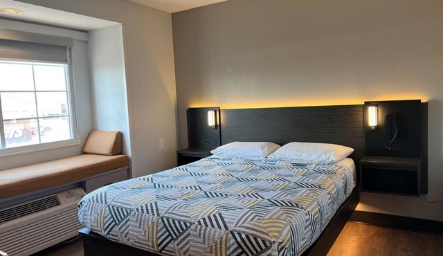Budget-Friendly, Charming Room w/Granite Counters Near Holliday Park – 6 Miles